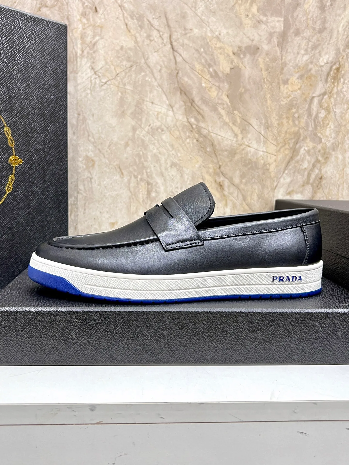 💰620 Prada classic men’s lace-up casual shoes｜Imported cowhide upper｜Layered stitching design on the upper Lightweight and breathable｜Soft and comfortable｜PRADA letters on the side｜Distinctive sporty style Showing the brand style｜Lightweight embossed rubber sole｜With cowhide foot pad lining｜Excellent foot feel Fashionable and elegant｜Size: 38-44 (customized at 45)